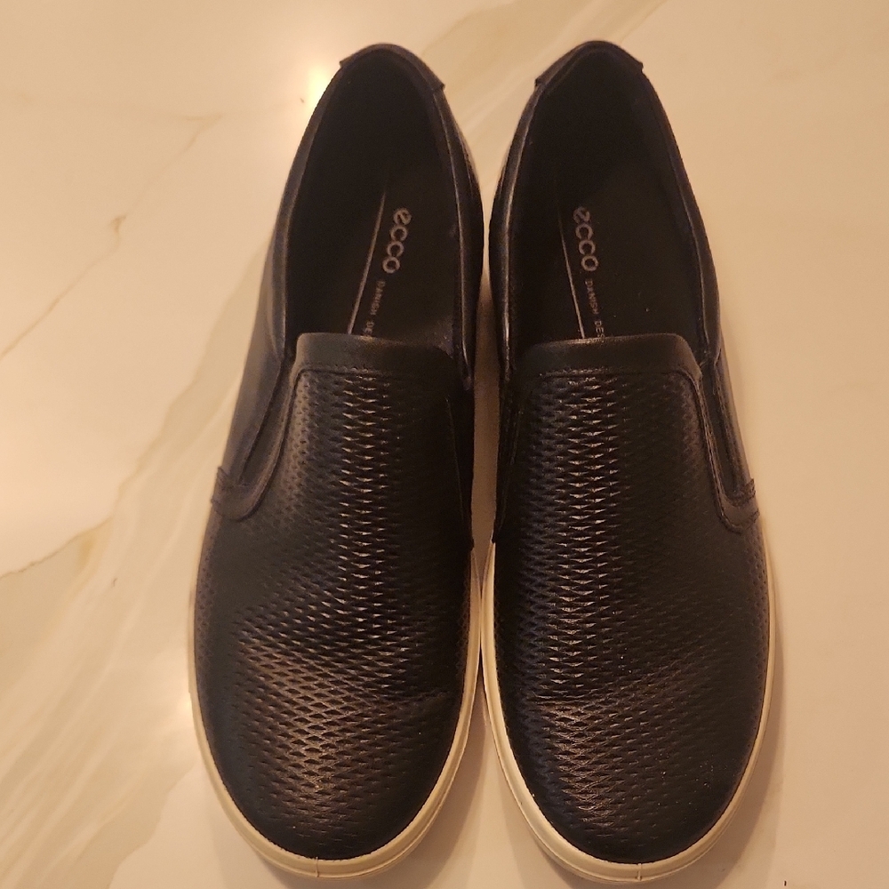 Ecco Black Loafers Slip-Ons Perforated Design